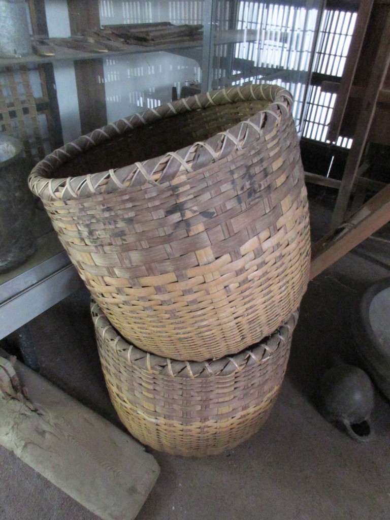 長屋門の中　茶摘み用籠