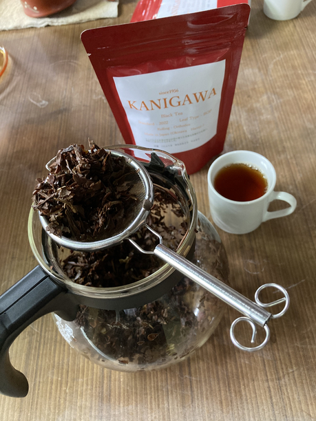 金川製茶　茶葉とパッケージとテイスティングカップ