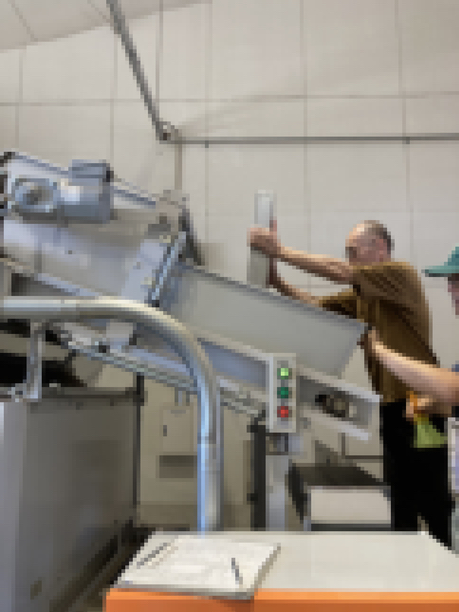 茶葉を乾燥機へ投入