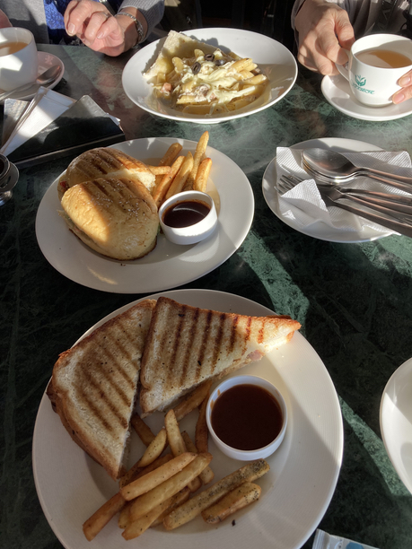 サンドイッチとパスタ　マーガレットデッキ