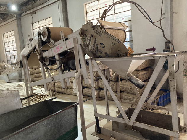 スーム茶園　茶葉をパッケージする５