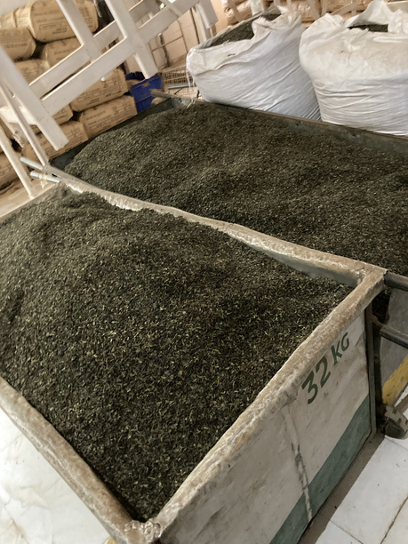 スーム茶園　ケースの中の茶葉