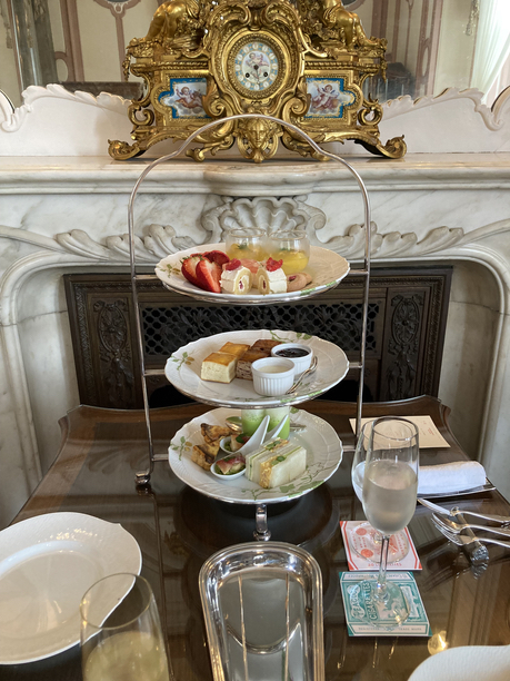 長楽館　暖炉前のテーブルAT