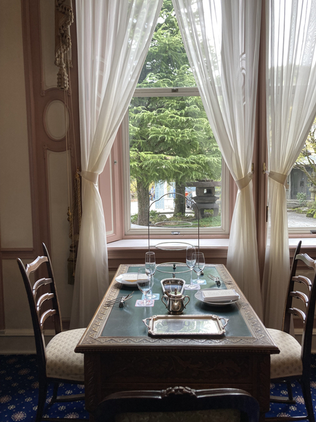 長楽館　窓辺のテーブル